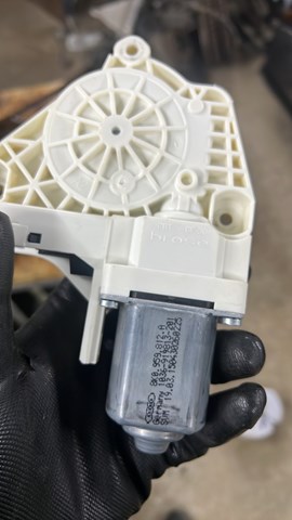 Двигун стеклопод'емника двері задньої, правої 8K0959812A VAG