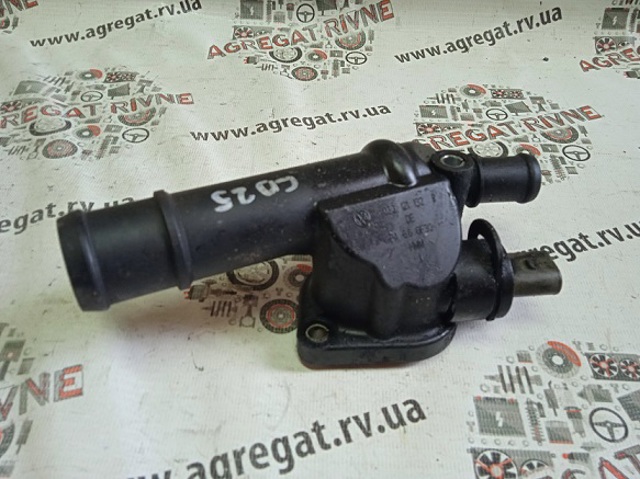 Фланець системи охолодження (трійник) 03G121132B VAG