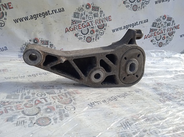 Кронштейн подушки (опори) двигуна, задньої 13117089 OPEL
