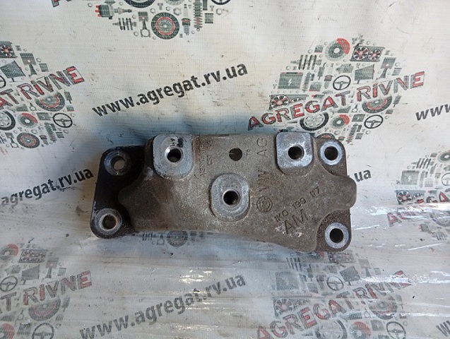 Кронштейн подушки (опори) двигуна, лівої 1K0199117 VAG