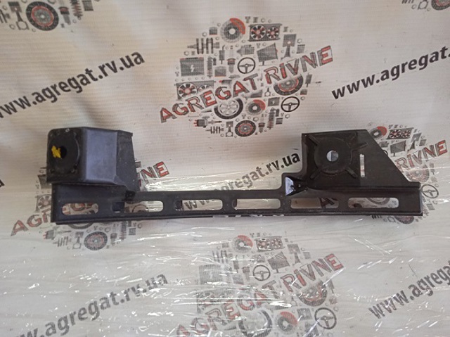 Кронштейн кріплення бампера переднього правий 1T0807890B VAG
