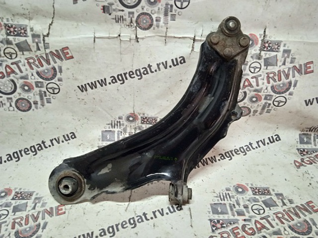 Правий важіль передній нижній підвіски 8200586567 RENAULT