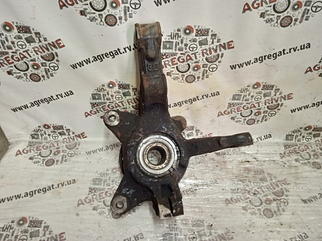 Кулак поворотний передній правий 8200755588 RENAULT
