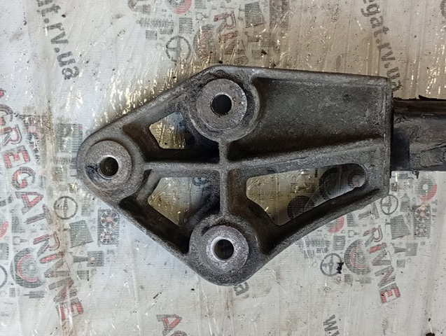Кронштейн подушки (опори) двигуна, правої 96078088 OPEL