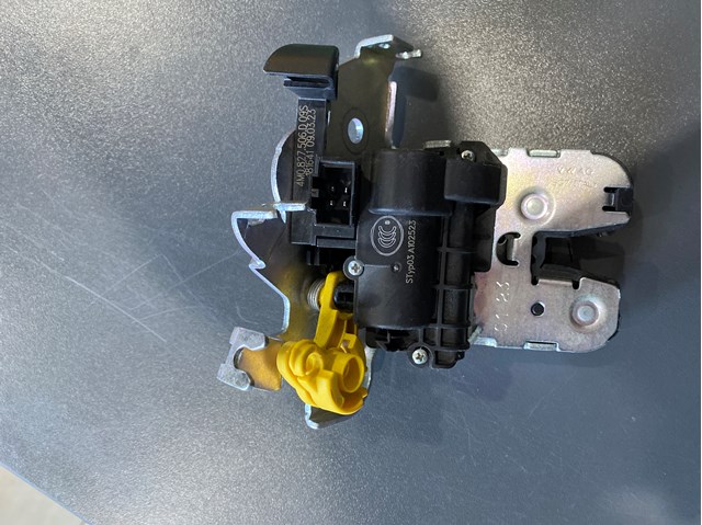 Замок кришки багажника/задньої  3/5-ї двері, задній 8W0827503 VAG