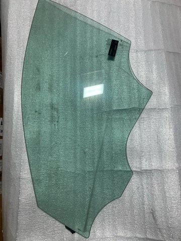Скло передньої правої двері A2137250210 MERCEDES
