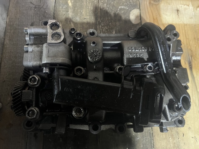 Помпа масляна 03L103537 VAG