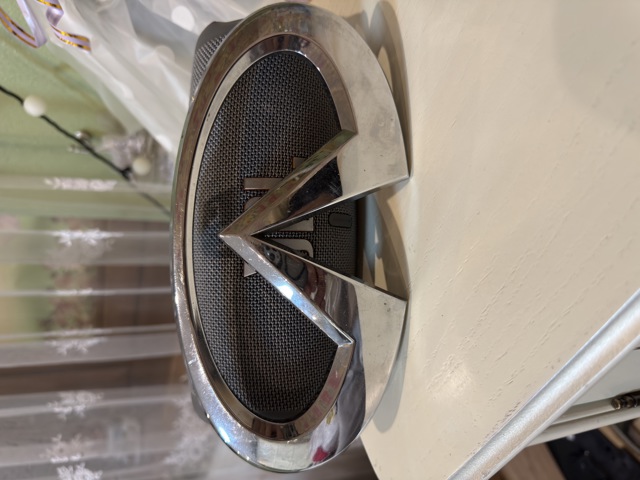 Емблема решітки радіатора 628903JA0A NISSAN