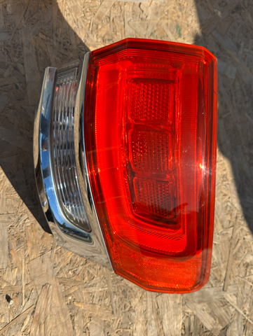 Фара задня права зовнішня 68110016AE CHRYSLER