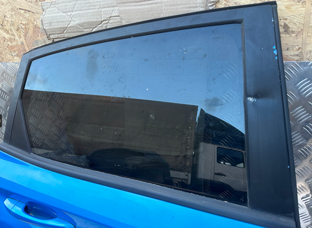 Скло задньої двері правої 83420J9020 HYUNDAI