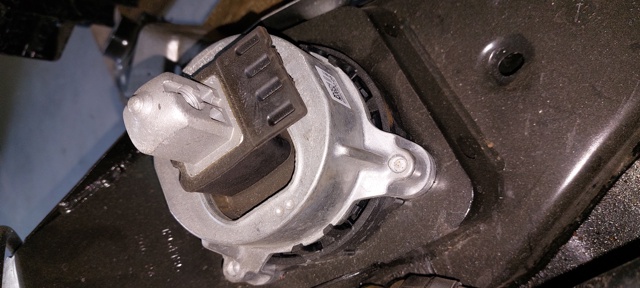 Права подушка мотора 22116860500 BMW