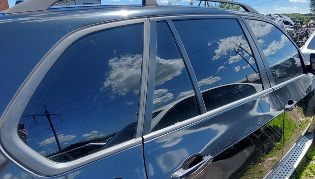 Скло задніх дверей, правих 51357163752 BMW