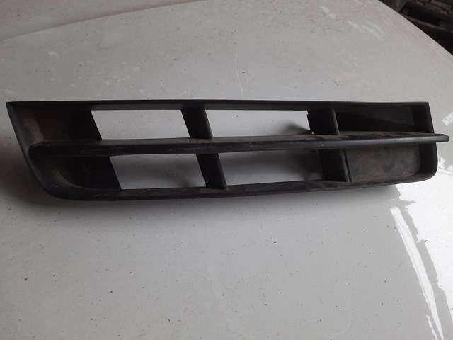 Решітка переднього бампера, права 4L0807682 VAG