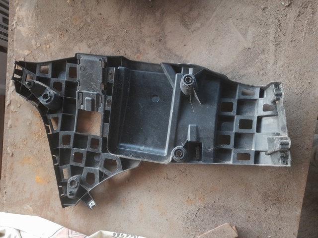 Кронштейн бампера заднього, правий 51127420654 BMW