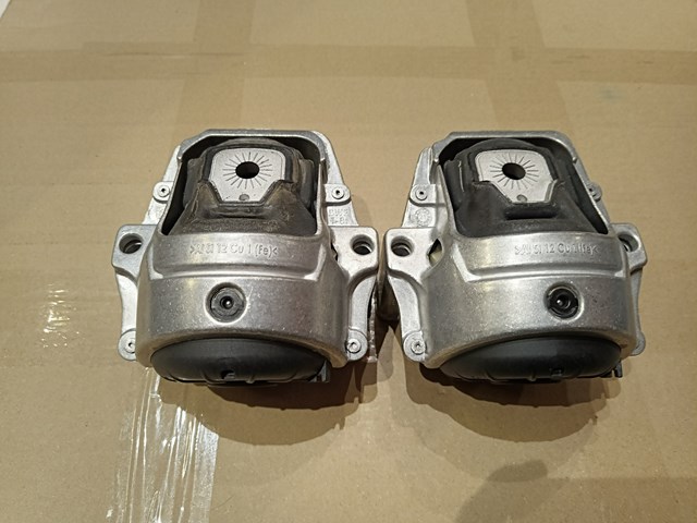 Права опора двигуна 8R0199381 VAG