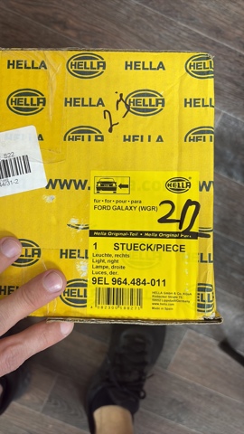 Фара задня права зовнішня 9EL964484011 HELLA