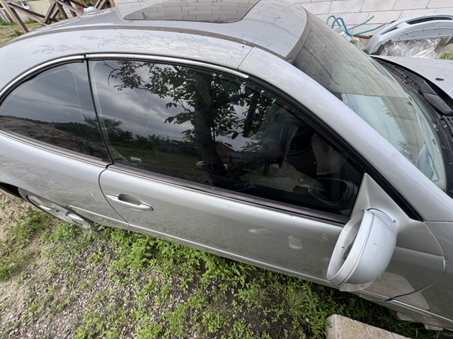 Скло передніх дверей, правих A2087200818 MERCEDES