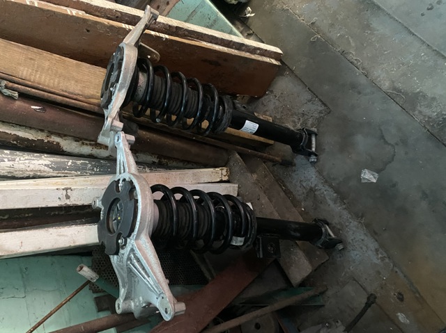 Амортизатор передньої підвіски 104436901F Tesla Model
