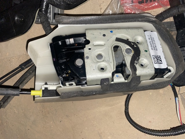 Замок задньої двері, лівої 106897000F Tesla Model