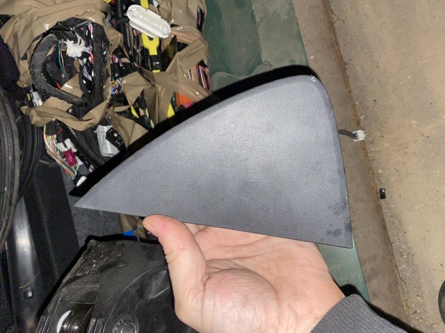 Кришка бічна панелі "торпедо", права 108336200D Tesla Model