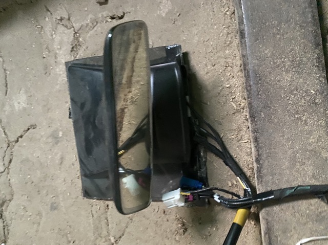 Дзеркало заднього виду в салоні Tesla Model 3