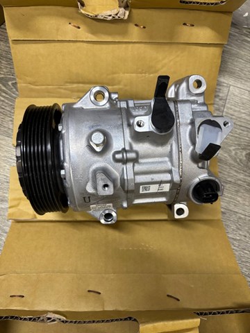 Компресор кондиціонера 8831033320 TOYOTA