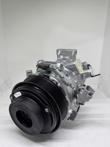 Компресор кліматичної установки 8832007110 TOYOTA
