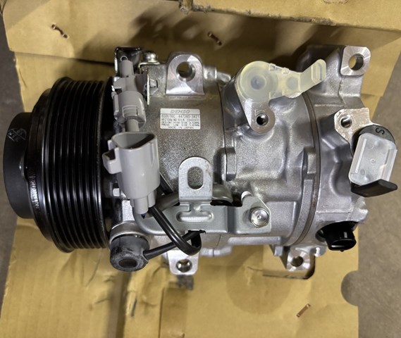 Компресор кліматичної установки 8832033200 TOYOTA