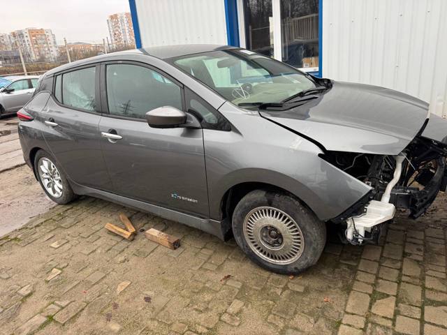 Пасажирські передні двері 801003NF0A NISSAN