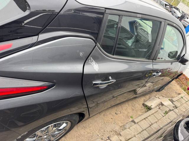 Двері пасажирські задні праві 821005SF0A NISSAN