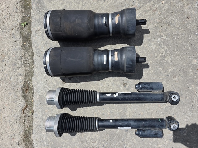 Стійка задня, ліва LR098792 LAND ROVER