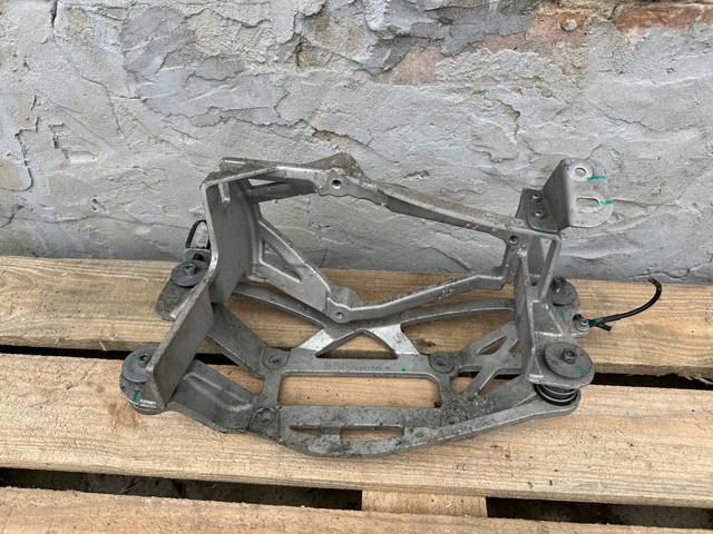 Кронштейн компресора кондиціонера 32352687 VOLVO