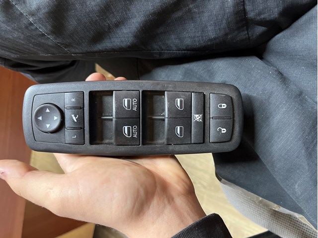 Кнопковий блок керування склопідіймачами передній лівий 68184803AA CHRYSLER