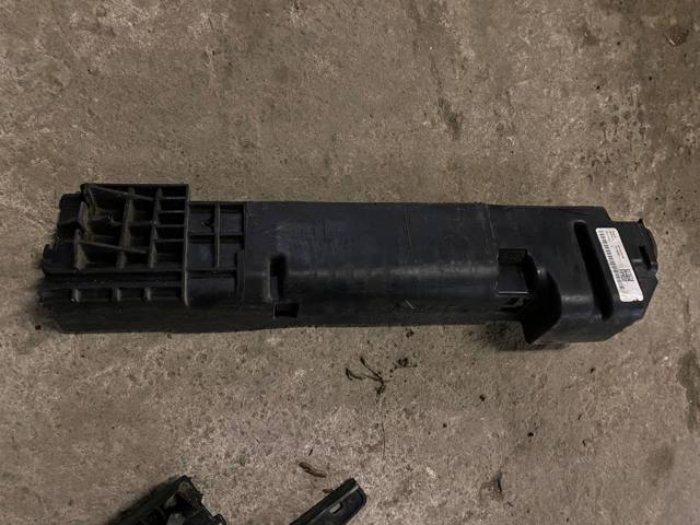 Кронштейн радіатора правий 17117593839 BMW