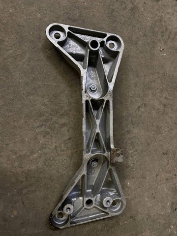 Кріплення кпп 22316796605 BMW