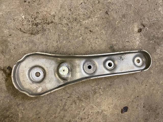 Кронштейн задньої балки 31106861142 BMW