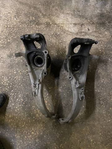 Кулак поворотний передній лівий 31216777751 BMW