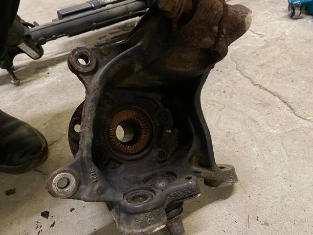 Кулак поворотний передній правий 31216855954 BMW