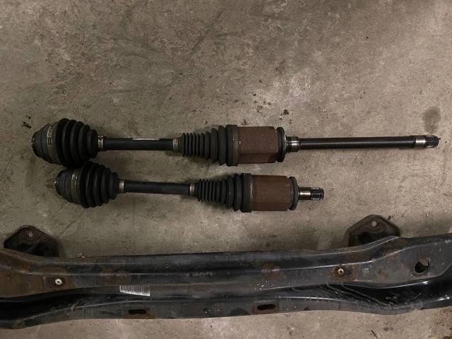 Піввісь передня ліва 31607597693 BMW