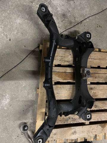 Балка задньої підвіски поперечна 33306851657 BMW