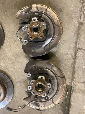 Цапфа поворотна ліва 33306866335 BMW