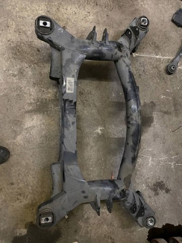 Балка задньої підвіски поперечна 33316853442 BMW