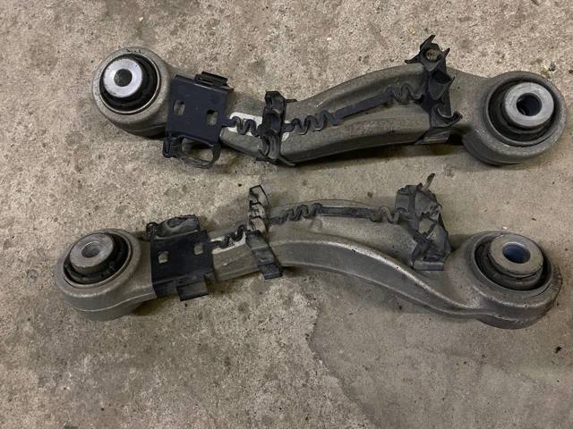 Важіль задньої підвіски верхній, правий 33326782136 BMW
