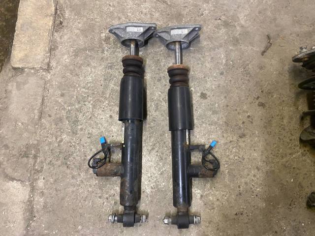 Стійка амортизатора задня 37126854210 BMW