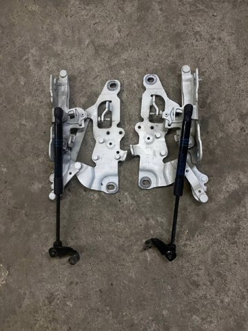 Шарнір капота правий 41007270884 BMW