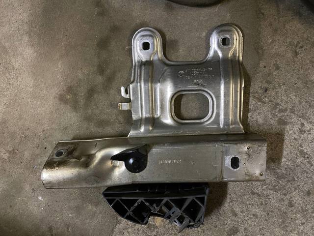 Кронштейн абсорбера переднього бампера 51117266193 BMW