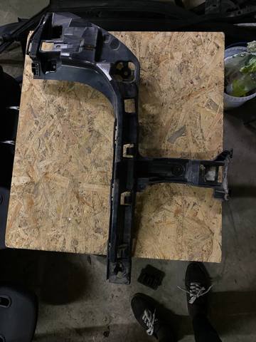 Кронштейн бампера заднього, правий 51127381120 BMW