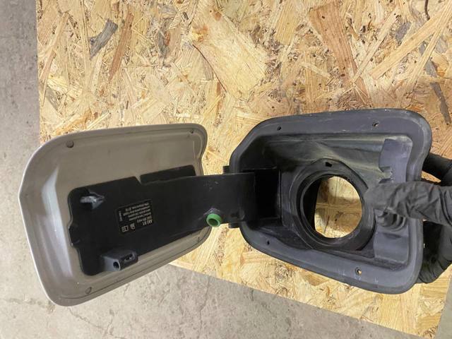 Горловина паливного бака 51177184080 BMW