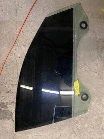 Скло передніх дверей, правих 51337309734 BMW