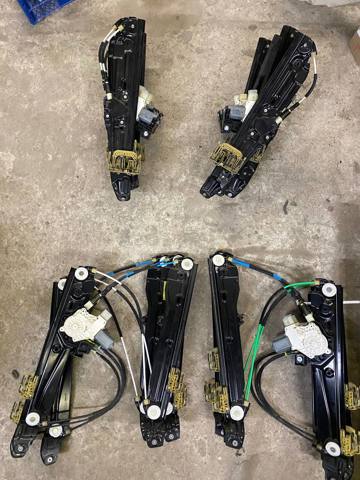 Склопідйомник задніх лівих дверей 51357182613 BMW
